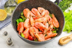 Креветки с овощами