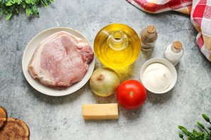 Мясо по-французски с помидорами и сыром