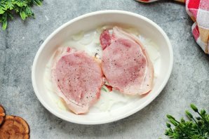 Мясо по-французски с помидорами и сыром
