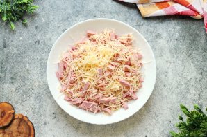 Пирожки с колбасой и сыром