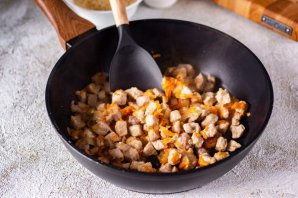 Рис с мясом в горшочках