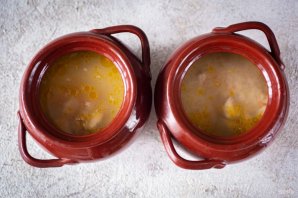 Рис с мясом в горшочках