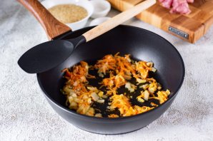 Рис с мясом в горшочках
