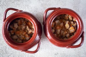 Рис с мясом в горшочках