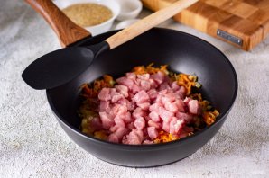 Рис с мясом в горшочках