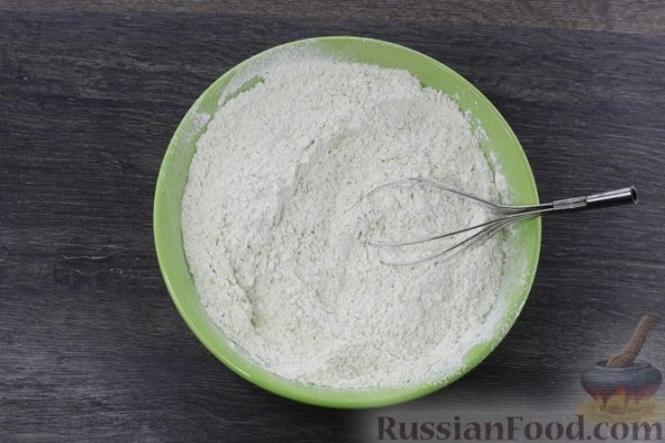 Сдобный рулет с орехово-медовой начинкой