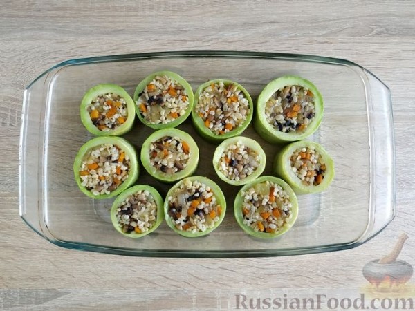 Кабачки, фаршированные булгуром, шампиньонами и морковью (в духовке)