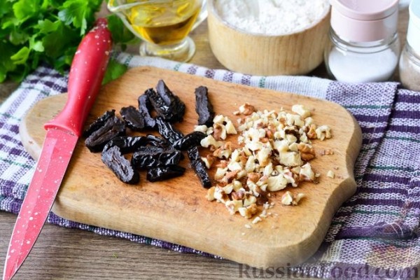 Свиные рулетики с черносливом и грецкими орехами
