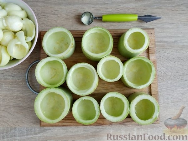 Кабачки, фаршированные булгуром, шампиньонами и морковью (в духовке)