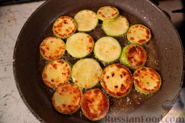 Молодой картофель, запечённый с кабачками и помидорами