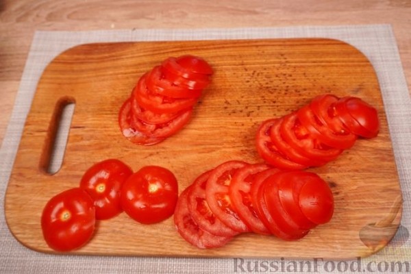 Молодой картофель, запечённый с кабачками и помидорами