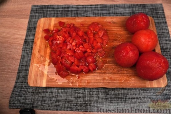 Стручковая фасоль с домашней колбасой в томатном соусе