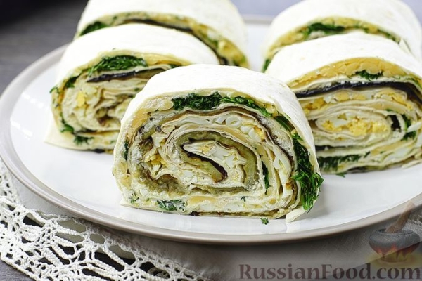Рулет из лаваша с баклажанами, творогом, яйцами и сыром