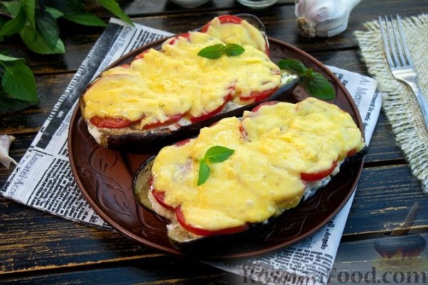 Баклажаны с куриным фаршем, помидорами и сыром (в микроволновке)