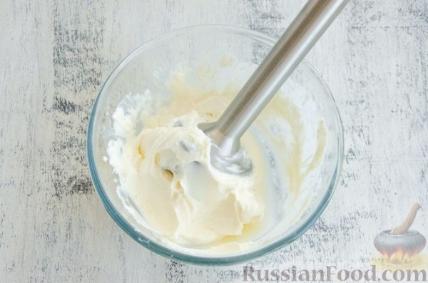 Десерт из творога, с малиной и печеньем