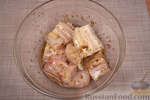 Гирос с белой рыбой и соусом дзадзики