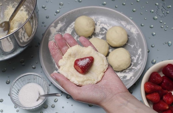 Пончики с клубникой