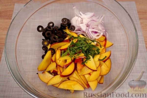 Греческий салат из персиков, феты и маслин