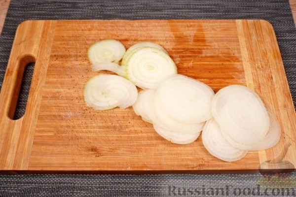Лечо с колбасками и клёцками