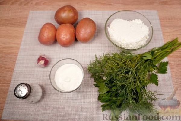 Отварной картофель с творогом и зеленью