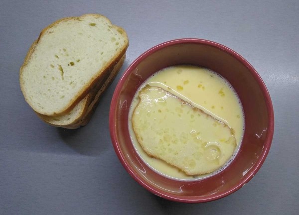 Гренки с яйцом и молоком на сковороде