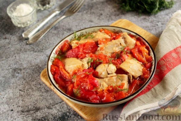Тушеная курица с помидорами и сладким перцем