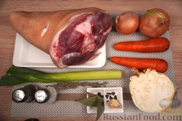 Варёная свиная рулька с овощами