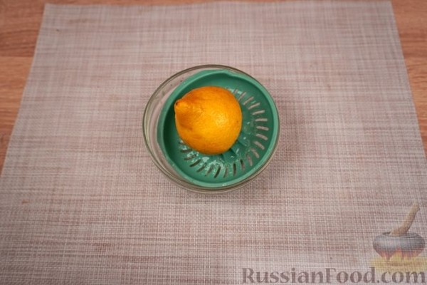 Греческий салат из персиков, феты и маслин