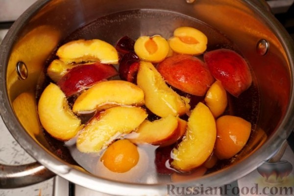 Компот с абрикосами, персиками, сливами и клубникой