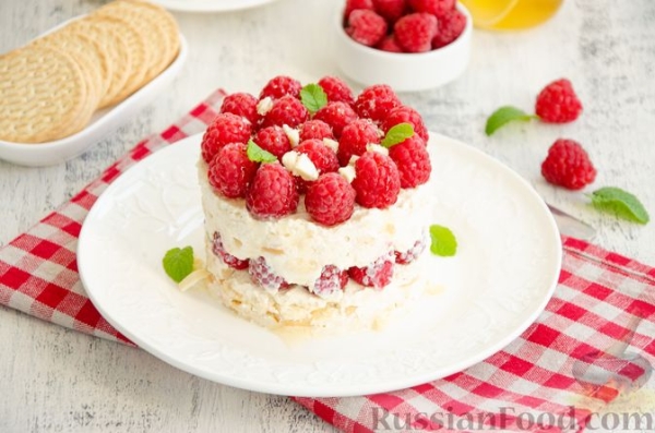Десерт из творога, с малиной и печеньем