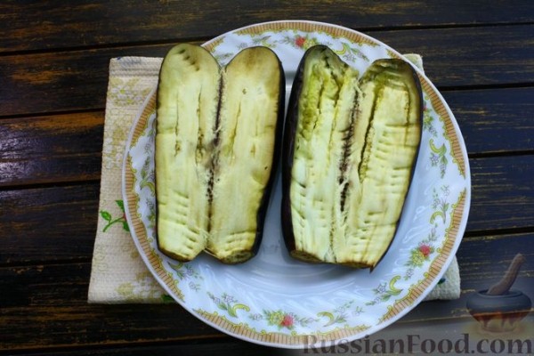 Баклажаны с куриным фаршем, помидорами и сыром (в микроволновке)