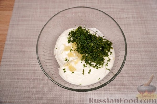 Отварной картофель с творогом и зеленью
