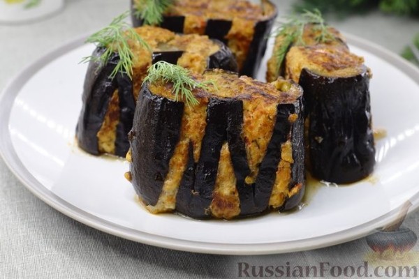 Баклажаны-гармошки с фаршем, тушенные в томатном соусе