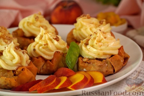 Сарагли с заварным кремом и персиками