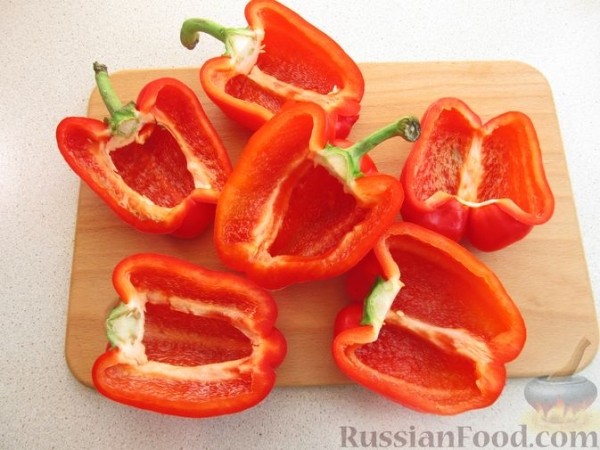 Запечённый перец, фаршированный картофельным пюре и мясом
