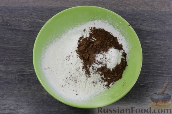 Шоколадный песочный пирог с творогом, черносливом и сгущёнкой