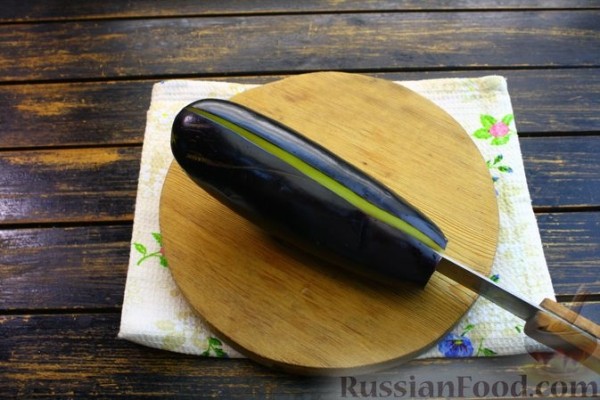 Баклажаны с куриным фаршем, помидорами и сыром (в микроволновке)