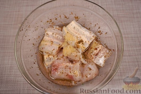 Гирос с белой рыбой и соусом дзадзики