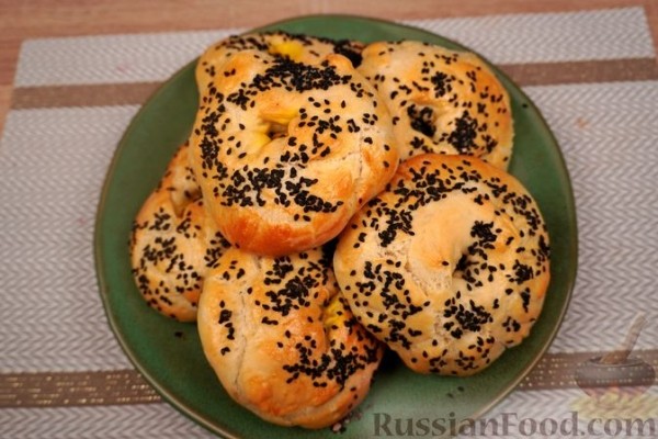 Солёные булочки с начинкой из обжаренной муки и пряностей Солёные булочки с начинкой из обжаренной муки и пряностей