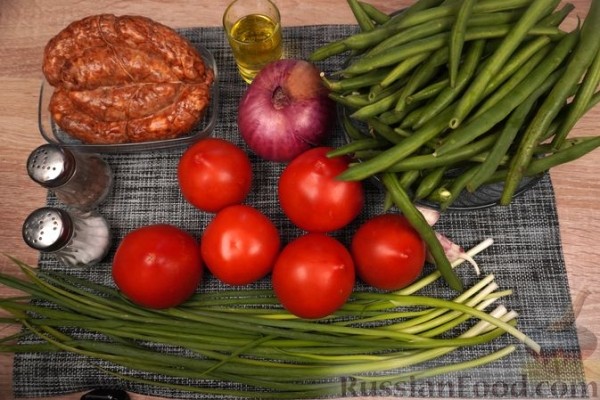 Стручковая фасоль с домашней колбасой в томатном соусе