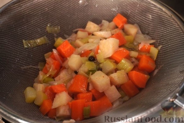 Варёная свиная рулька с овощами