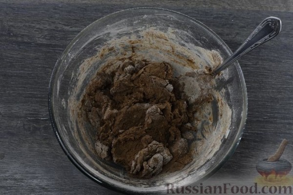 Шоколадный песочный пирог с творогом, черносливом и сгущёнкой