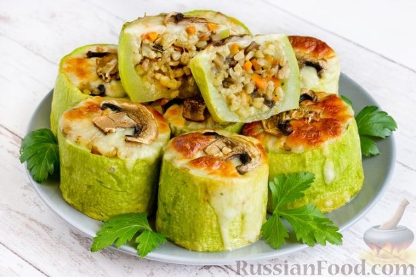 Кабачки, фаршированные булгуром, шампиньонами и морковью (в духовке)
