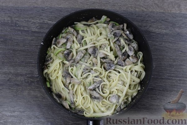 Лапша с грибами и кабачками в сливочном соусе