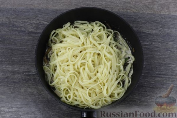 Лапша с грибами и кабачками в сливочном соусе