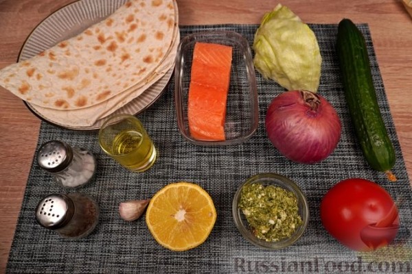 Гирос с красной рыбой и соусом песто
