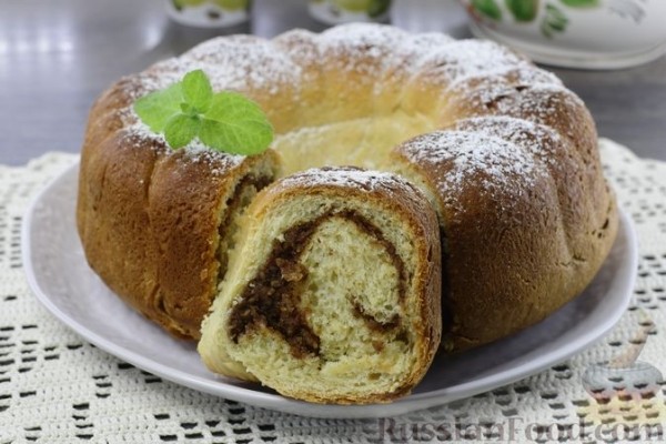 Сдобный рулет с орехово-медовой начинкой
