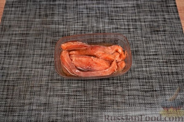 Гирос с красной рыбой и соусом песто