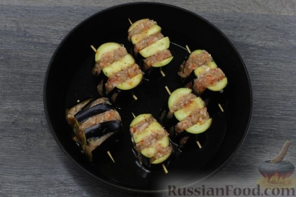Баклажаны-гармошки с фаршем, тушенные в томатном соусе