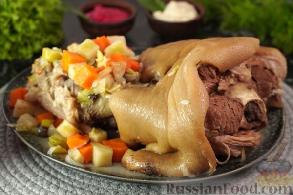 Варёная свиная рулька с овощами